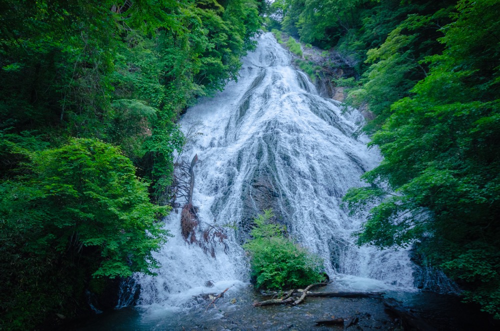 【湯滝】奥日光三滝の1つ。間近で見られる幅広の美しい流れ
