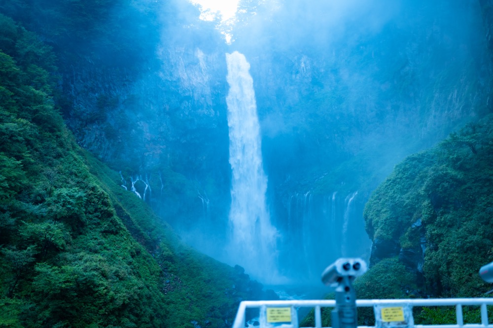 【華厳の滝】日光の雄大な自然を象徴する日本三名瀑