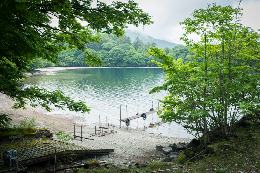 【奥日光 社山 登山と写真レポ】男体山 をバックに中禅寺湖を見下ろす眺望。霧なら写真チャンス