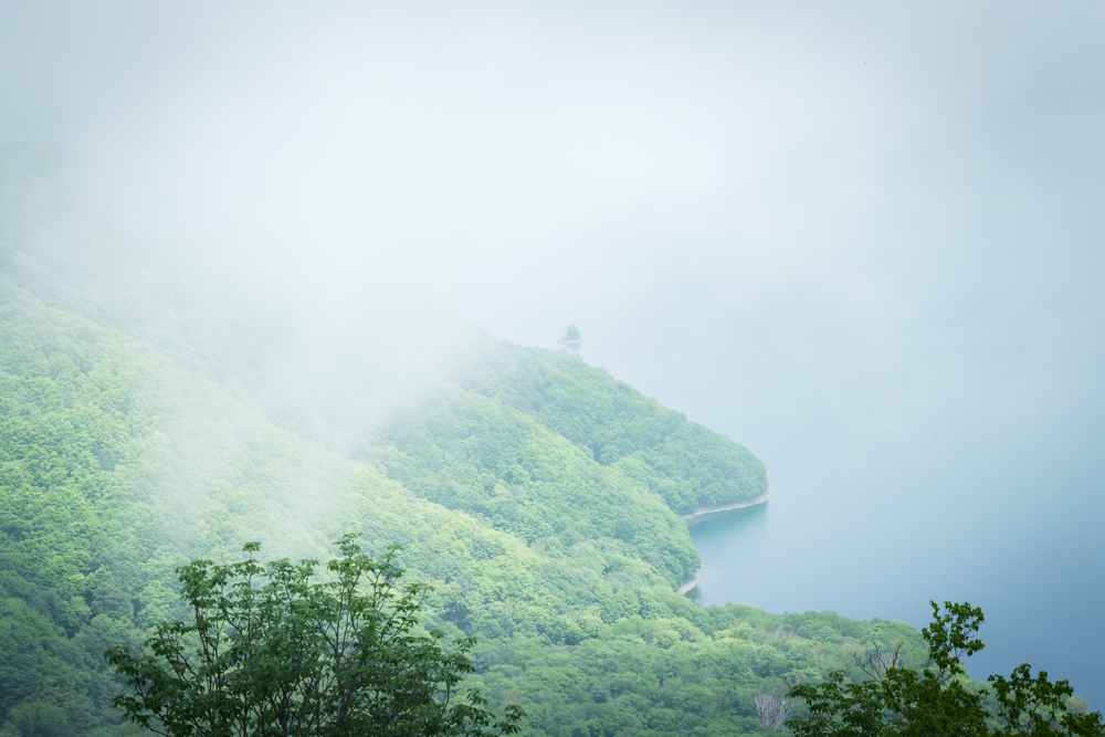 【奥日光 社山 登山と写真レポ】男体山 をバックに中禅寺湖を見下ろす眺望。霧なら写真チャンス