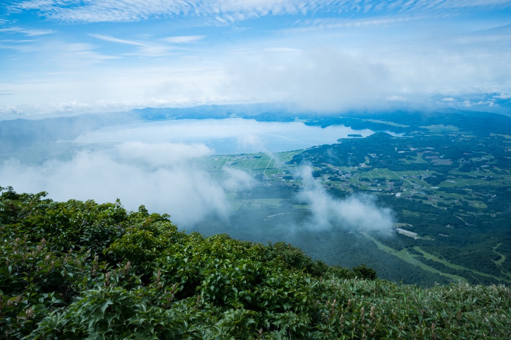 【磐梯山 登山と写真】天気がよく霧もほどよくバンザイ山