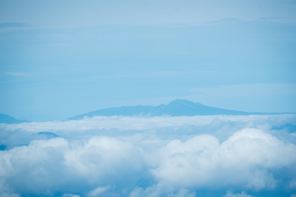 【磐梯山 登山と写真】天気がよく霧もほどよくバンザイ山